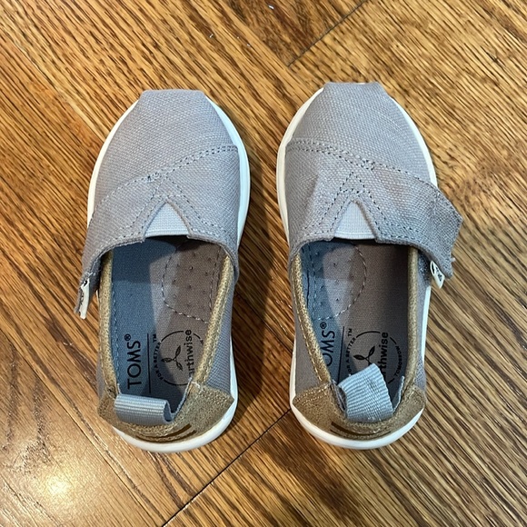 Kids Toms Shoes. Size 5. Never Worn. - Picture 8 of 10